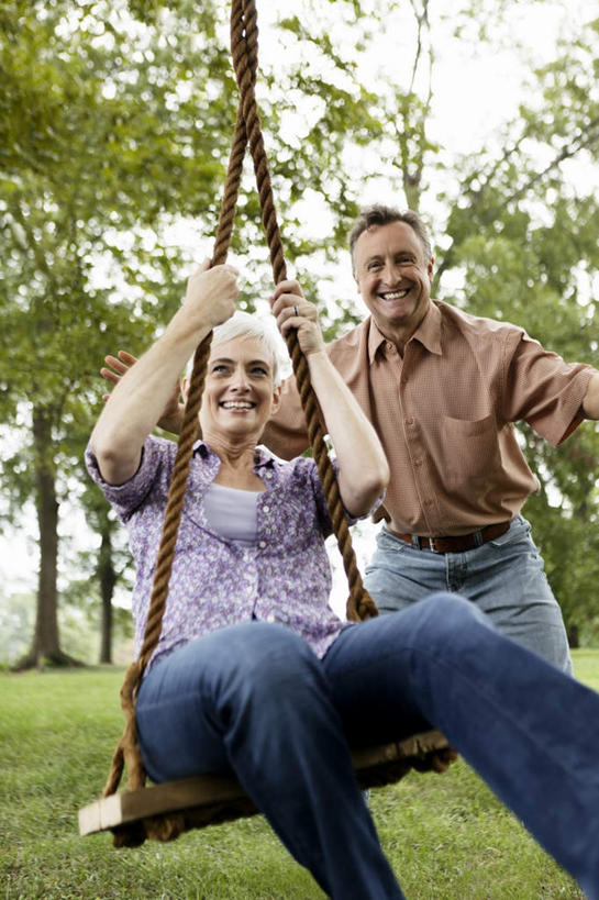 西方人,两个人,夫妻,竖图,室外,白天,正面,爱情,游戏,草地,草坪,植物,欧洲,欧洲人,一棵,浪漫,玩,娱乐,草,树,树木,蓝色,绿色,蓝天,天空,自然,秋千,天,休闲,恩爱,恋人,生长,晴朗,成长,活动,发泄,消遣,智力,万里无云,宣泄,秋千架,老年男性,老年女性,男人,男性,女人,女性,白种人,夫妇,情侣,晴空,晴空万里,玩耍,嬉戏,半身,彩图,伴侣