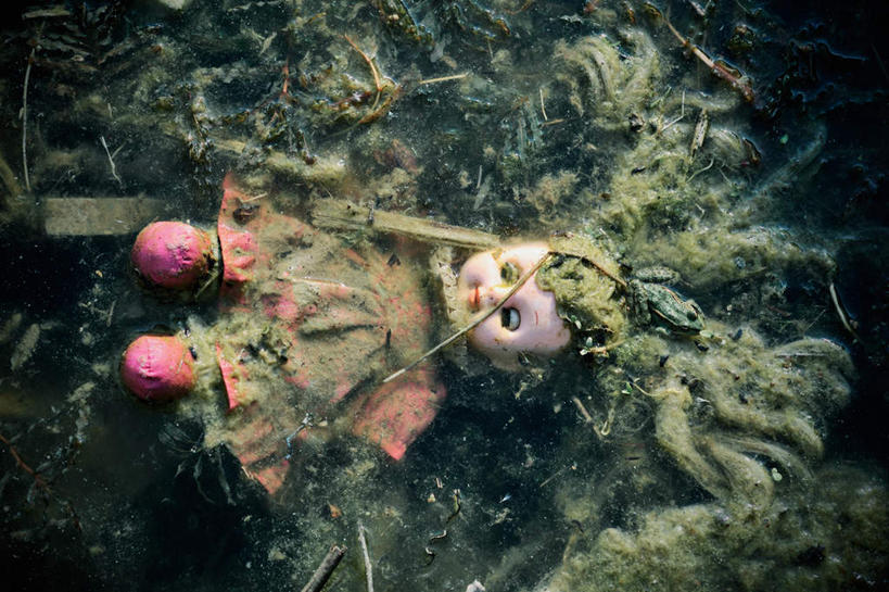 无人,横图,俯视,室外,白天,游戏,湖,湖泊,水,植物,玩具,许多,废弃,覆盖,湖面,水流,水面,玩,娱乐,一个,绿色,自然,湖水,休闲,益智,肮脏,生长,单个,成长,活动,水藻,污染,发泄,消遣,智力,丢弃,洋娃娃,遮盖,抛弃,邋遢,宣泄,传染,笼罩,笼盖,龌龊,污秽,废除,玩耍,嬉戏,彩图,高角度拍摄,全身