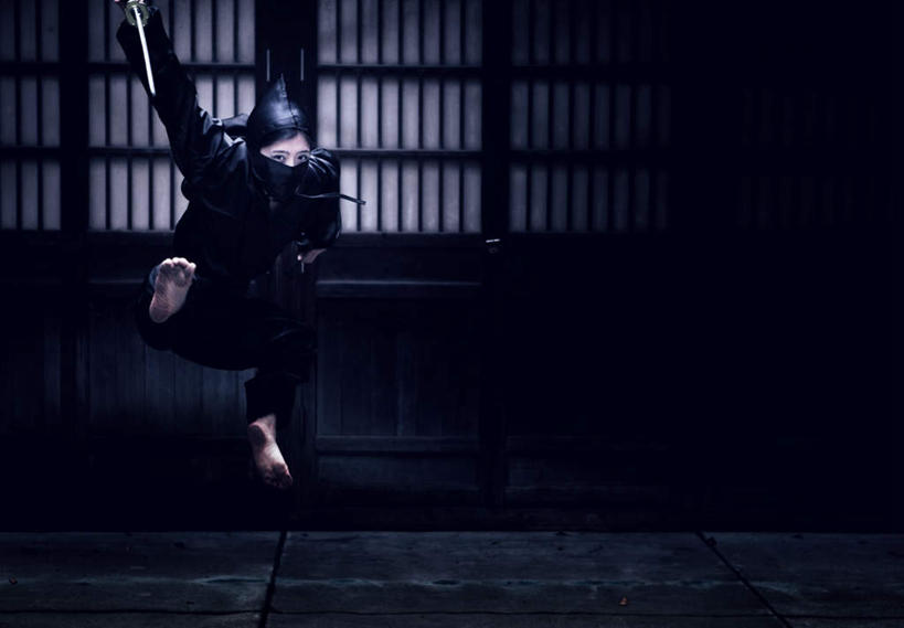 东方人,一个人,跳,横图,室内,白天,正面,竞争,门,亚洲,仅一个年轻女性,仅一个女性,仅一个人,一把,对抗,握,盘绕,环绕,冲突,围绕,分离,木制,武士刀,木门,刀具,半空,过滤,分开,环抱,黄种人,破坏,黑色,口罩,木制品,门框,刀,隔断,武器,帅气,战争,握着,遮掩,缭绕,隔离,损坏,卫生,掩盖,遮挡,攻击,威胁,对立,矛盾,净化,兵器,暗杀,间隔,预防,防御,忍者,遮盖,忍者服,日本刀,防尘,敌对,挫败,斗争,抗拒,抗衡,冷兵器,凶器,杀伤,威慑,东洋刀,东瀛刀,日本武士刀,掩饰,断绝,隔开,屏蔽,屏绝,远离,中断,阻遏,阻隔,伤害,夜行衣,谋害,危险,年轻女性,女人,女性,亚洲人,跳跃,彩图,全身