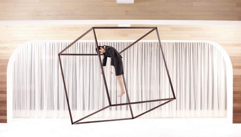 东方人,一个人,商务人士,商务女性,横图,室内,白天,侧面,亚洲,仅一个年轻女性,仅一个女性,仅一个人,盘绕,套装,朦胧,模糊,环绕,围绕,墙,正方体,环抱,黄种人,墙壁,墙面,白色,腾空,缭绕,束缚,商务装,工薪阶层,约束,凌空,局促,束厄,年轻女性,女人,女性,亚洲人,白领,上班族,彩图,全身