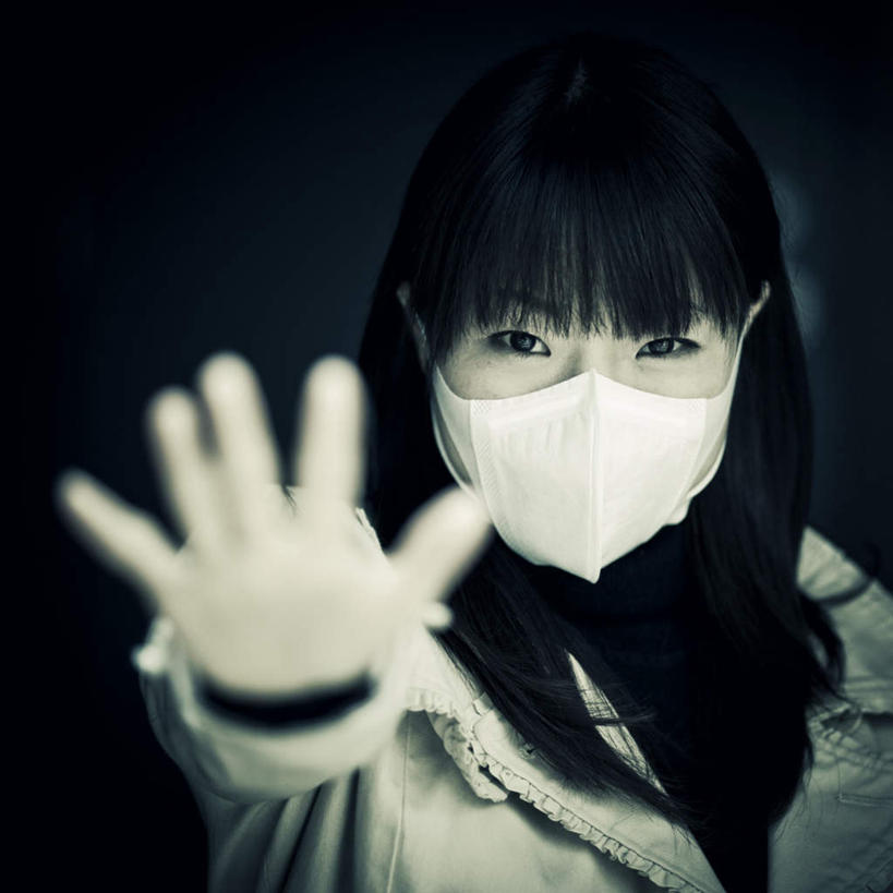 东方人,嘴,一个人,举,笑,微笑,方图,室内,白天,亚洲,仅一个年轻女性,仅一个女性,仅一个人,戴,黑色背景,分离,过滤,分开,黄种人,黑色,口罩,托,隔断,遮,遮掩,摄影,影棚,单手,隔离,禁止,戴着,卫生,掩盖,遮挡,净化,间隔,预防,遮盖,停滞,防尘,掩饰,断绝,隔开,屏蔽,屏绝,远离,中断,阻遏,阻隔,制止,阻挠,阻滞,年轻女性,女人,女性,亚洲人,长发,口,口腔,嘴巴,嘴唇,举起,举手,举着,向上举,向上伸,向上托,半身,彩图,影棚拍摄,拍摄