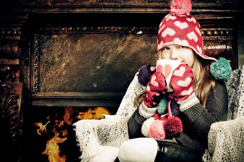 咖啡,西方人,儿童,一个人,横图,室内,白天,正面,爱情,幸福,纯洁,热情,壁炉,杯子,火,帽子,欧洲,欧洲人,仅一个女性,仅一个人,一副,许多,握,服装,爱心,朦胧,模糊,装饰,瓷器,火焰,冬季,冬天,咖啡杯,陶瓷制品,一杯,浪漫,燃烧,注视,娱乐,饮料,一个,小孩,衣服,红色,手套,观察,看,仅一个小孩,享受,休闲,温暖,温馨,心形,金色,恩爱,放松,可爱,乐趣,童年,童趣,握着,服饰,温和,单个,观看,羽绒服,保暖,华丽,点缀,和睦,察看,提神,舒适,御寒,关注,瓷杯,醒脑,温顺,童真,烂漫,无邪,衬托,美观,雅致,雅观,软饮料,一顶,棉帽,冬日,和缓,和煦,暖和,温煦,冬装,天真,女孩,女人,女性,白种人,孩子,心型,长发,半身,彩图,融洽,女生