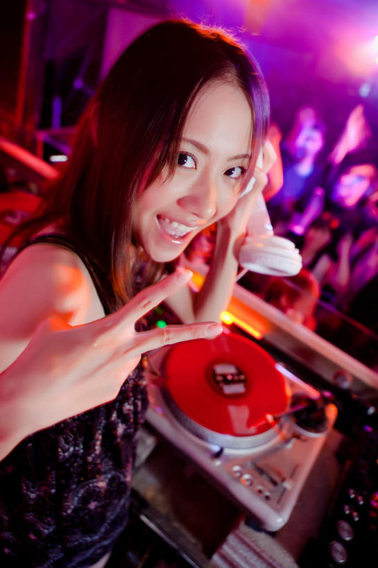 东方人,一个人,舞台,笑,微笑,露齿笑,竖图,室内,夜晚,正面,跳舞,快乐,兴奋,骄傲,成功,胜利,亚洲,仅一个年轻女性,仅一个女性,仅一个人,阴影,朦胧,模糊,光线,影子,灯光,棕色,扭头,注视,黄种人,一个,观察,看,手势,转头,自信,单个,观看,司仪,舞厅,察看,关注,打碟机,舞姿,年轻女性,女人,女性,亚洲人,长发,半身,彩图,欢乐,开心,舞蹈