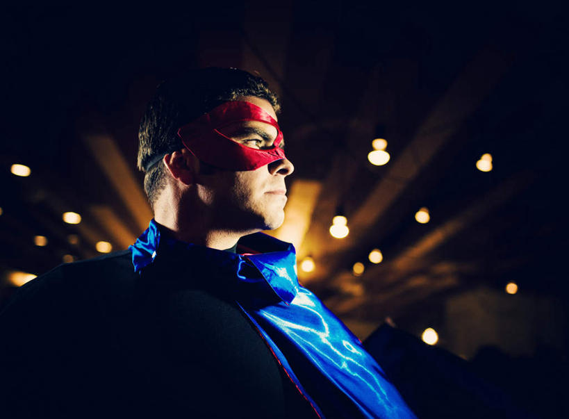 西方人,一个人,站,横图,室内,白天,正面,欧洲,欧洲人,仅一个男性,仅一个人,表演,阴影,服装,光线,面具,影子,灯光,注视,扮演,仅一个年轻男性,衣服,观察,看,站着,模仿,服饰,观看,正义,察看,模拟,演出,衣着,穿着,关注,超人,衣饰,超级英雄,英雄,超能力,公理,仿照,男人,男性,年轻男性,白种人,站立,半身,彩图