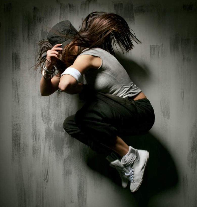 西方人,头发,一个人,躺,竖图,室内,白天,侧面,帽子,欧洲,欧洲人,仅一个年轻女性,仅一个女性,仅一个人,握,灰色背景,服装,拿,拿着,休闲装,运动帽,衣服,休闲,辫子,休闲服,金色,鸭舌帽,握着,摄影,服饰,影棚,蜷曲,卧着,年轻女性,女人,女性,白种人,躺着,卧,彩图,全身,影棚拍摄,拍摄