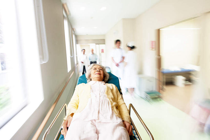 西方人,脸,头,脸颊,三个人,医生,病人,护士,医院,躺,横图,俯视,室内,特写,白天,窗户,欧洲,欧洲人,服装,朦胧,模糊,瓷砖,地砖,地面,休闲装,玻璃窗,衣服,医护人员,医疗人员,休闲,休闲服,服饰,担架,白衣天使,医疗机构,卧着,男人,男性,女人,女性,中年男性,中年女性,白种人,头部,脸部,脸蛋,面部,大夫,患者,就医者,躺着,卧,半身,彩图,高角度拍摄,病院,诊所