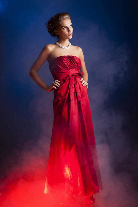 西方人,脸,头,脸颊,一个人,站,竖图,室内,白天,正面,裙子,晚礼服,项链,欧洲,欧洲人,仅一个年轻女性,仅一个女性,仅一个人,连衣裙,注视,手叉腰,装饰品,红色,抹胸,饰品,首饰,叉腰,观察,看,站着,观看,察看,求爱,双手叉腰,关注,燕尾服,抹胸裙,年轻女性,女人,女性,白种人,头部,脸部,脸蛋,面部,站立,彩图,晚宴服,舞会服,洋服,洋装,夜礼服