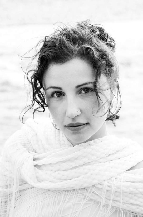 西方人,一个人,站,竖图,黑白,室外,特写,白天,正面,欧洲,欧洲人,仅一个年轻女性,仅一个女性,仅一个人,服装,朦胧,模糊,装饰,注视,休闲装,衣服,耳环,围巾,观察,看,站着,休闲,温暖,休闲服,服饰,围脖,观看,保暖,华丽,点缀,察看,御寒,关注,鼻环,衬托,美观,雅致,雅观,耳饰,年轻女性,女人,女性,白种人,站立,半身