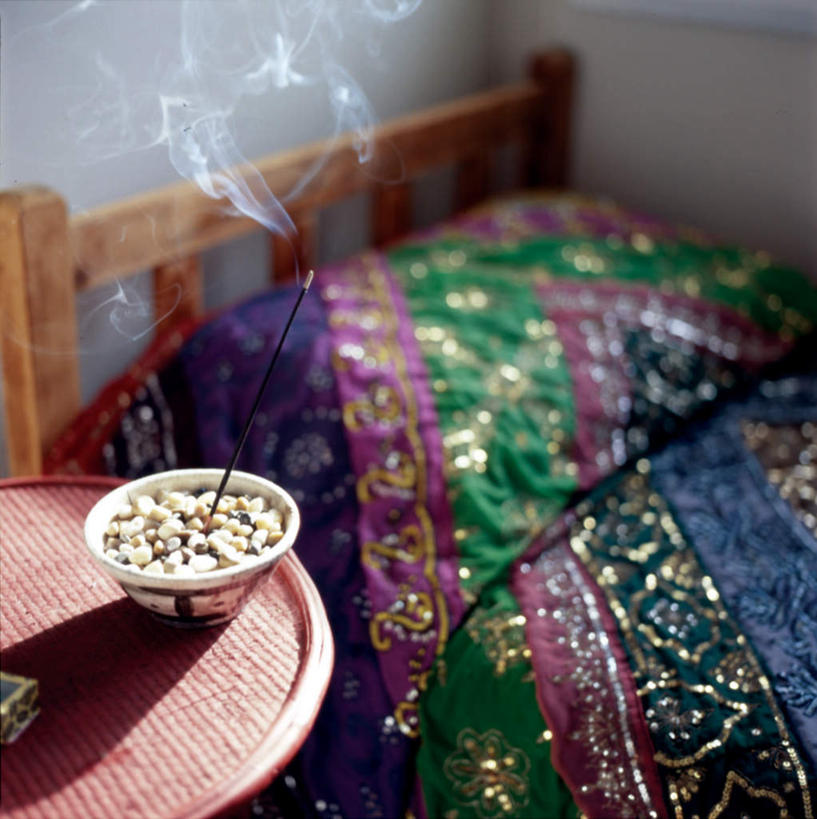 无人,竖图,俯视,室内,白天,石头,床,靠垫,卧室,桌子,蜡烛,一堆,许多,堆叠,堆积,花纹,节日,朦胧,模糊,石子,墙,烟雾,床单,靠枕,很多,燃烧,文化,被子,墙壁,墙面,佛香,香火,香烛,抱枕,碗,枕头,祈祷,健康,熏香,许愿,宗教,单人床,信仰,烧香,纪念,堆,祈求,被单,平安,石块,彩图,高角度拍摄,睡房,卧房