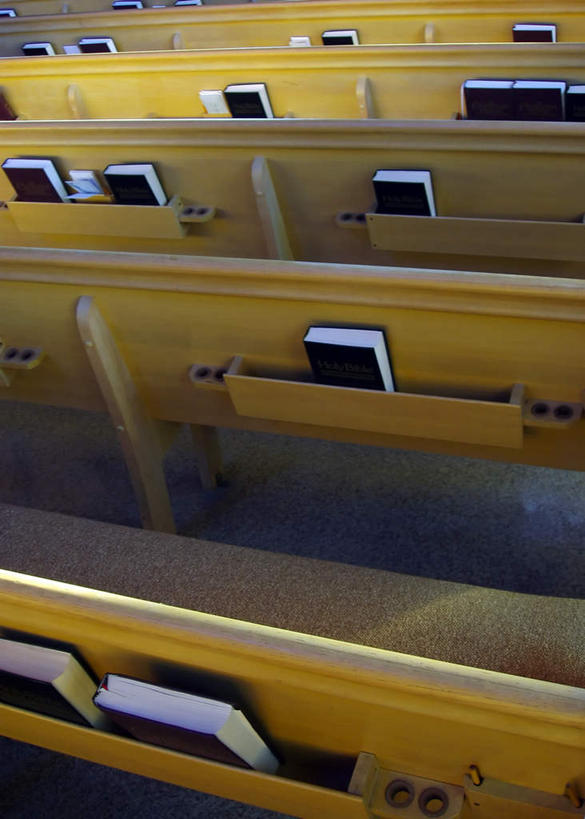 无人,教堂,竖图,俯视,室内,白天,楼梯,书籍,许多,节日,朦胧,模糊,地砖,长凳,凳子,阶梯,圣经,地面,很多,文化,台阶,排列,祈祷,健康,许愿,宗教,信仰,纪念,祈求,基督教,天主教,信念,摆列,平安,书,图书,彩图,高角度拍摄,大教堂,礼拜堂,布列,分列