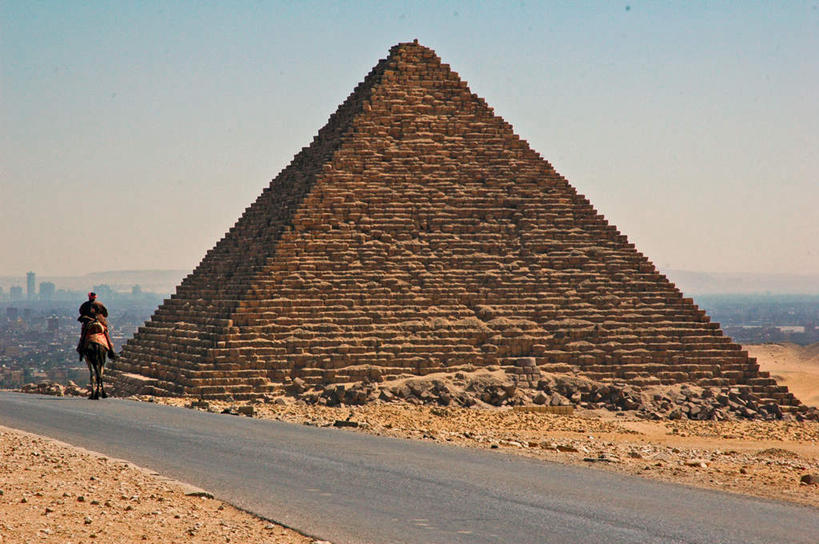 无人,横图,室外,白天,正面,旅游,度假,名胜古迹,沙漠,道路,地标,路,公路,非洲,埃及,阴影,遗迹,光线,影子,交通,古迹,历史,文物,娱乐,古建筑,黄色,蓝色,蓝天,天空,阳光,天,享受,休闲,旅游胜地,金字塔,放松,晴朗,陵墓,古埃及,古文明,北非,万里无云,吉萨,吉萨金字塔,胡夫金字塔,海夫拉金字塔,门卡乌拉金字塔,古代七大奇迹,阿拉伯埃及共和国,金字塔之国,棉花之国,古夫王金字塔,卡拉夫王金字塔,孟卡拉王金字塔,方锥形,阿非利加洲,大漠,砂漠,晴空,晴空万里,马路,彩图,标志性建筑