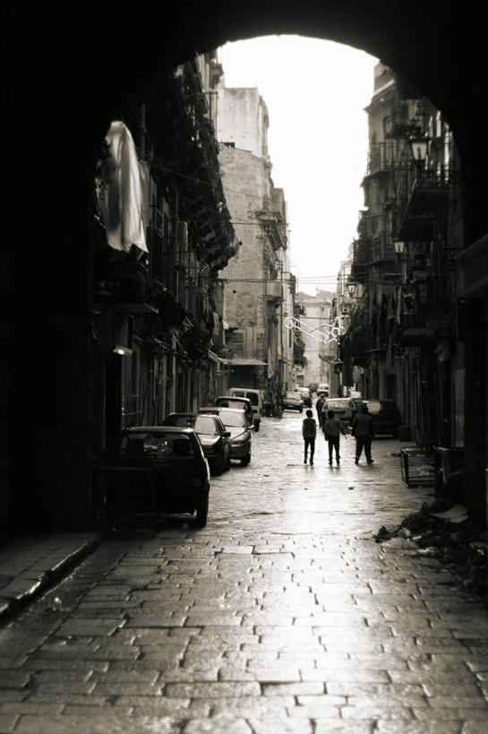 无人,家,竖图,室外,白天,正面,度假,美景,窗户,城市风光,城市,汽车,意大利,欧洲,阴影,光线,影子,房屋,屋子,景观,娱乐,楼房,弄堂,玻璃窗,住宅,车,蓝色,蓝天,天空,阳光,交通工具,轿车,天,享受,休闲,景色,放松,晴朗,西西里,南欧,载具,万里无云,意大利共和国,首府,西西里岛,巴勒莫,胡衕,衖堂,晴空,晴空万里,彩图,房子