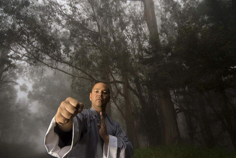 西方人,秃头,一个人,举,横图,室外,白天,仰视,武术,草地,草坪,森林,树林,植物,欧洲,欧洲人,仅一个男性,仅一个人,仅一个中年男性,服装,扭头,注视,休闲装,草,树,树木,衣服,绿色,自然,观察,看,托,转头,休闲,休闲服,服饰,生长,成长,观看,察看,关注,出拳,男人,男性,中年男性,白种人,光头,无发,举起,举手,举着,向上举,向上伸,向上托,半身,彩图,低角度拍摄