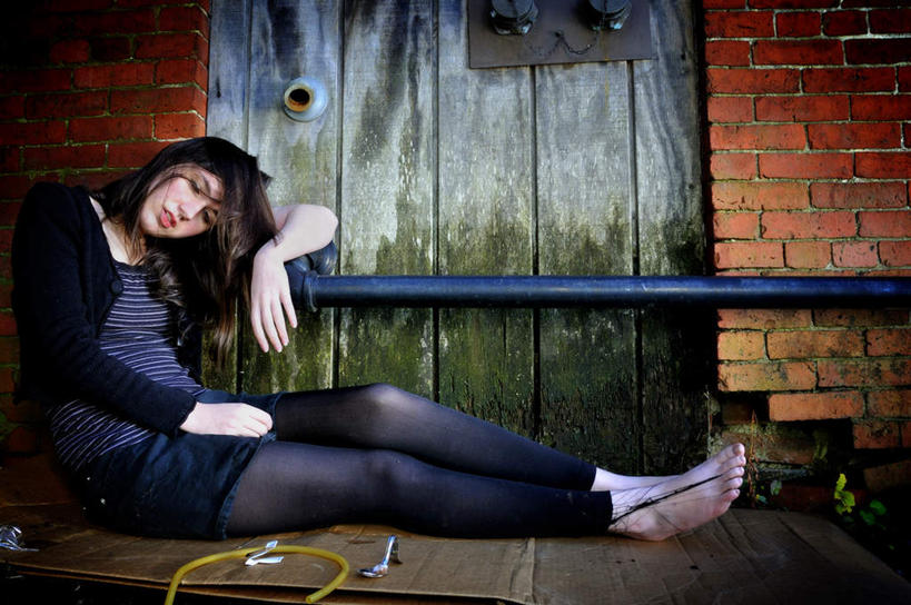 西方人,一个人,坐,横图,室外,白天,侧面,门,欧洲,欧洲人,仅一个年轻女性,仅一个女性,仅一个人,撑,阴影,服装,光线,影子,墙,注视,休闲装,袜子,墙壁,墙面,衣服,黑色,阳光,门框,低头,观察,看,靠,靠着,休闲,休闲服,服饰,观看,丝袜,察看,撑着,关注,长筒袜,吊带袜,沉闷,愁闷,烦闷,抑郁,年轻女性,女人,女性,白种人,坐着,彩图,全身