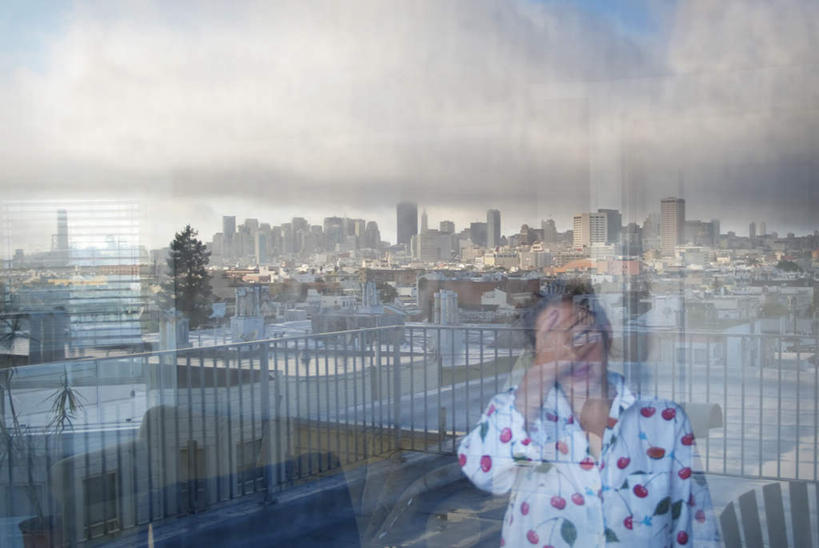 东方人,一个人,高楼大厦,栏杆,站,举,横图,室内,白天,正面,窗户,落地窗,大厦,建筑,摩天大楼,亚洲,仅一个年轻女性,仅一个女性,仅一个人,服装,扶手,乌云,云,阴天,云朵,云彩,休闲装,黄种人,护栏,玻璃窗,衣服,天空,天,托,站着,休闲,休闲服,蒙,服饰,哈欠,昏暗,阴沉,年轻女性,女人,女性,亚洲人,举起,举手,举着,向上举,向上伸,向上托,站立,半身,彩图,大楼,高层建筑,高楼,摩天楼