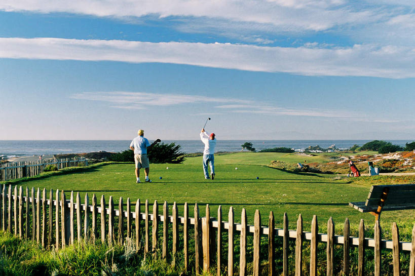 西方人,两个人,栏杆,站,横图,室外,白天,草地,草坪,植物,椅子,欧洲,欧洲人,服装,高尔夫,高尔夫球,栅栏,木椅,躺椅,篱笆,云,云朵,围栏,云彩,注视,休闲装,护栏,草,背面,衣服,蓝色,绿色,白云,蓝天,天空,天,观察,看,站着,休闲,休闲服,服饰,观看,察看,挥动,挥舞,高尔夫球杆,关注,高尔夫运动,高尔夫球具,摆荡,男人,男性,中年男性,白种人,站立,彩图,全身