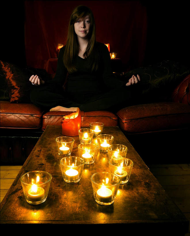 西方人,一个人,坐,闭眼,盘腿,竖图,室内,白天,正面,蜡烛,欧洲,欧洲人,仅一个年轻女性,仅一个女性,仅一个人,一排,许多,整齐,火焰,烛光,燃烧,排列,点燃,队列,巫婆,女巫,占卜师,年轻女性,女人,女性,白种人,闭眼睛,闭着眼,闭着眼睛,盘腿而坐,盘膝,盘着腿的,盘着腿坐,双腿交叉,坐着,彩图,全身