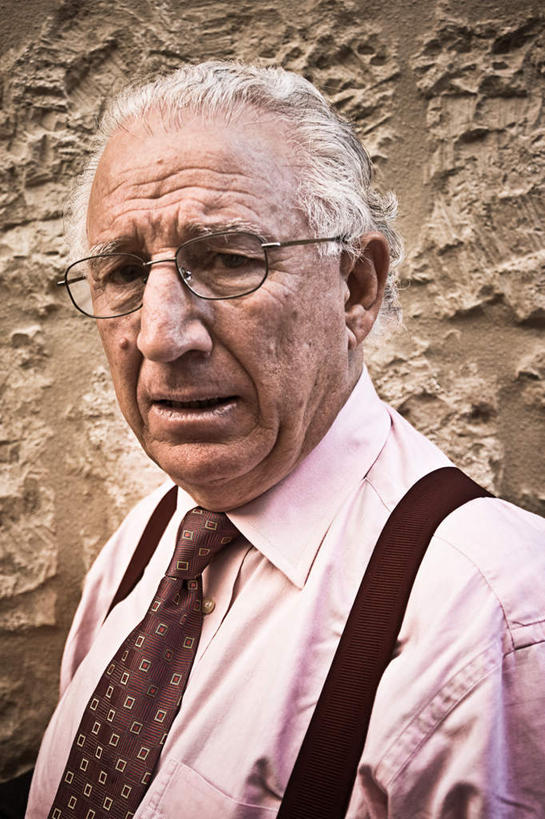 西方人,一个人,站,竖图,室外,白天,正面,衬衫,欧洲,欧洲人,仅一个男性,仅一个人,一副,阴影,光线,眼镜,影子,墙,领带,地面,注视,墙壁,墙面,阳光,观察,看,站着,张嘴,仅一个老年男性,观看,背带,察看,象征,庄重,关注,身份,近视眼镜,张大嘴巴,正式,地位,老年男性,男人,男性,白种人,张开嘴,站立,半身,彩图,衬衣