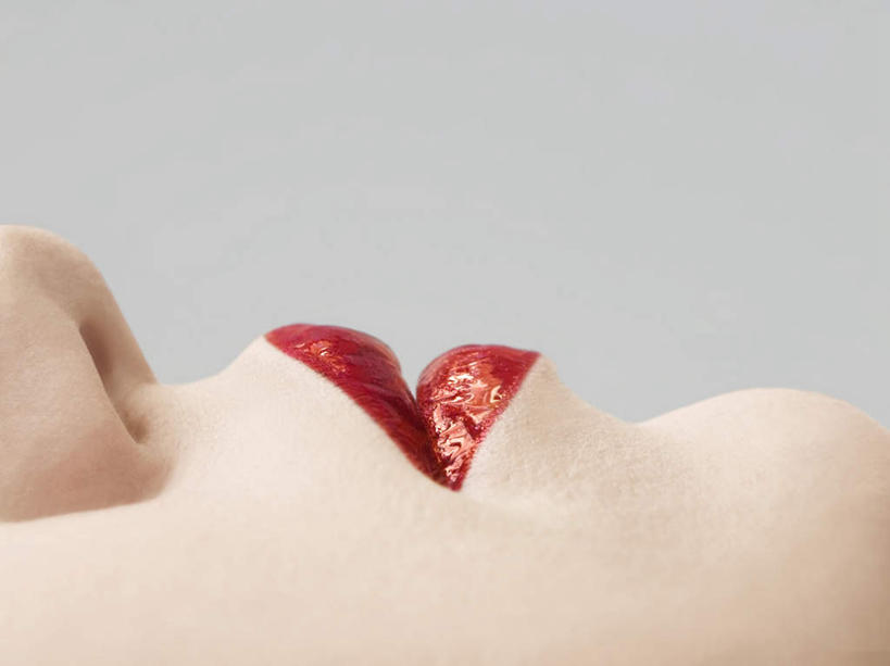 西方人,脸,头,鼻子,嘴,脸颊,一个人,横图,室内,特写,白天,侧面,化妆,欧洲,欧洲人,仅一个年轻女性,仅一个女性,仅一个人,灰色背景,口红,摄影,影棚,红唇,尤物,年轻女性,女人,女性,白种人,头部,鼻,鼻孔,脸部,脸蛋,面部,嘴巴,嘴唇,半身,彩图,影棚拍摄,拍摄,佳丽,丽人,美人