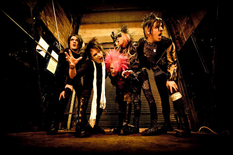 西方人,歌唱家,站,横图,室内,白天,仰视,欧洲,欧洲人,五个人,乐队,弯腰,许多人,摇滚,音乐,站着,一群人,喊,叫,唱歌,演唱,朋克,弯身,摇滚乐,男人,男性,年轻男性,白种人,歌手,站立,彩图,低角度拍摄,全身