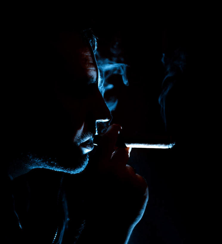 西方人,脸,头,脸颊,一个人,吸烟,竖图,室内,特写,白天,侧面,香烟,欧洲,欧洲人,仅一个男性,仅一个人,仅一个中年男性,握,黑色背景,拿,拿着,享受,健康,烟,握着,戒烟,男人,男性,中年男性,白种人,头部,脸部,脸蛋,面部,卷烟,烟草,纸烟,抽烟,半身,彩图