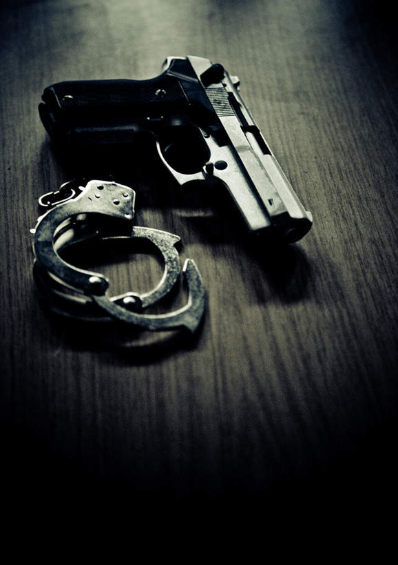 无人,警察,警卫,竖图,俯视,室外,白天,桌子,手铐,关闭,工具,枪,办公桌,打开,手枪,禁止,捕捉,逮捕,拘捕,开启,束缚,限制,捕获,警具,警械,押解,缉捕,搜捕,捉拿,拘留,拘系,拘押,拘禁,禁制,保安,警卫员,看守,卫兵,彩图,高角度拍摄