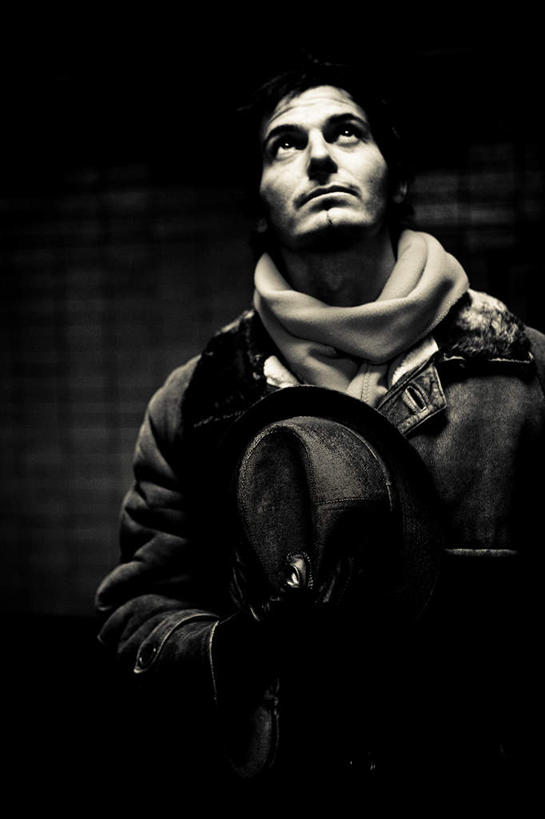 西方人,一个人,竖图,黑白,室内,白天,正面,欧洲,欧洲人,仅一个男性,仅一个人,服装,注视,休闲装,仅一个年轻男性,衣服,看,休闲,休闲服,服饰,关注,男人,男性,年轻男性,白种人,抬头,仰头,半身