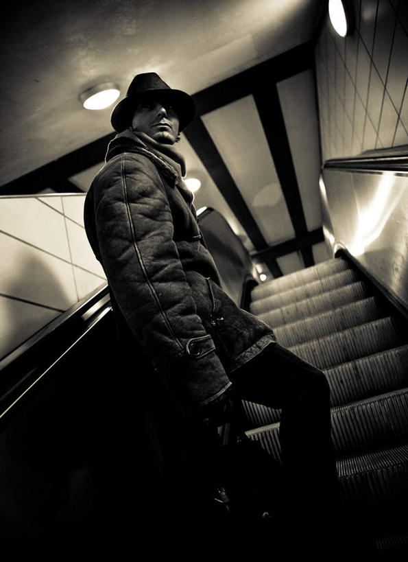 西方人,一个人,栏杆,站,竖图,室内,白天,仰视,神秘,光晕,楼梯,电梯,欧洲,欧洲人,仅一个男性,仅一个人,仅一个中年男性,服装,朦胧,模糊,扶手,电动扶梯,阶梯,地铁站,自动扶梯,运输工具,注视,休闲装,护栏,台阶,衣服,黄色,观察,看,站着,休闲,休闲服,服饰,观看,察看,关注,秘密,间谍,奥秘,男人,男性,中年男性,白种人,站立,半身,彩图,低角度拍摄,扶手电梯,升降设备,运输带,自动行人电梯,特工,特务,电扶梯