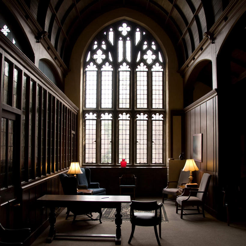 无人,教堂,方图,室内,白天,正面,窗户,桌面,桌子,花瓶,椅子,光线,木制,木椅,玻璃窗,玻璃制品,玻璃瓶,木制品,瓶子,宗教,信仰,拱形,信念,彩图,大教堂,礼拜堂