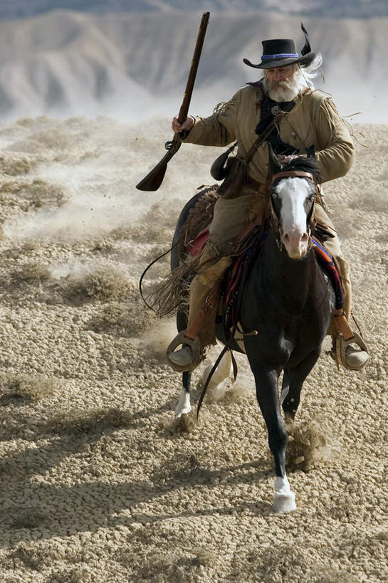 西方人,一个人,竖图,室外,白天,正面,旅游,度假,竞争,草地,草坪,美景,植物,马,野生动物,欧洲,欧洲人,仅一个男性,仅一个人,一把,对抗,握,阴影,冲突,光线,枪,影子,景观,拿,拿着,破坏,娱乐,一匹,草,骑,绿色,阳光,自然,动物,仅一个老年男性,享受,休闲,武器,景色,放松,战争,握着,运输,牲畜,损坏,操作,攻击,威胁,对立,矛盾,自然风光,兵器,防御,驾驭,敌对,挫败,斗争,抗拒,抗衡,杀伤,威慑,把持,驾御,把握,危险,老年男性,男人,男性,白种人,彩图,全身