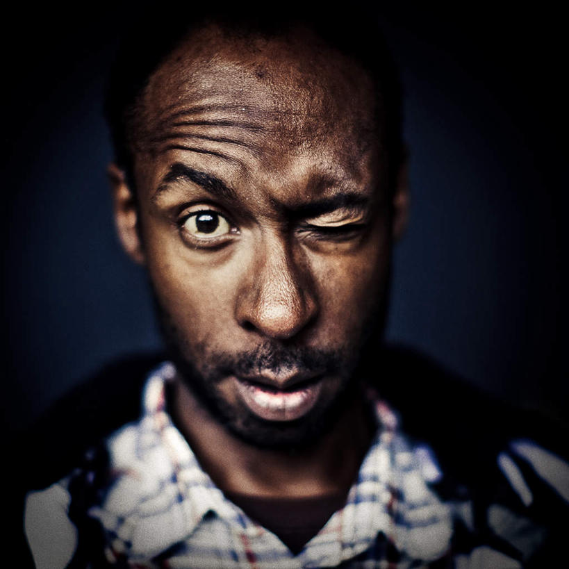 西方人,脸,头,眼睛,鼻子,嘴,耳朵,脸颊,眉毛,睫毛,一个人,方图,室内,白天,正面,欧洲,欧洲人,瞳孔,仅一个男性,仅一个人,阴影,服装,反射,影子,注视,休闲装,仅一个年轻男性,衣服,观察,看,休闲,休闲服,眼部,服饰,观看,察看,眨眼,关注,男人,男性,年轻男性,白种人,头部,鼻,鼻孔,耳,耳部,睫,口,口腔,脸部,脸蛋,眉,面部,眼,眼睫毛,眼眉,嘴巴,嘴唇,半身,彩图,眼眉毛