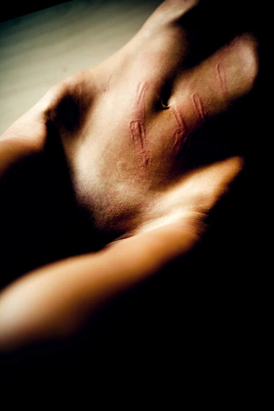 西方人,腹部,肚脐,一个人,坐,竖图,俯视,室内,白天,欧洲,欧洲人,大腿,仅一个年轻女性,仅一个女性,仅一个人,摄影,影棚,年轻女性,女人,女性,白种人,腹,肚子,坐着,半身,彩图,高角度拍摄,影棚拍摄,拍摄