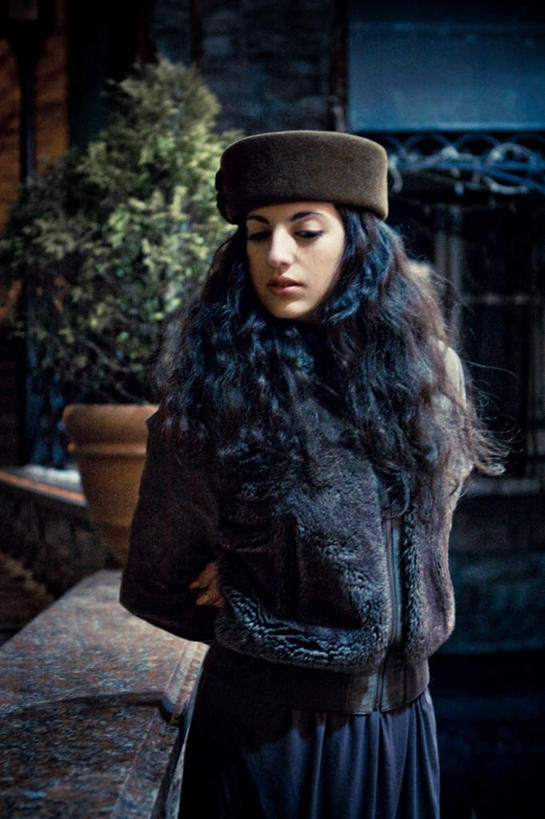 西方人,一个人,站,竖图,室外,白天,正面,植物,帽子,欧洲,欧洲人,仅一个年轻女性,仅一个女性,仅一个人,盆栽,盆景,注视,一个,绿色,自然,观察,看,站着,大衣,棉衣,生长,单个,成长,观看,察看,关注,一顶,棉帽,年轻女性,女人,女性,白种人,站立,半身,彩图,冬衣,寒衣