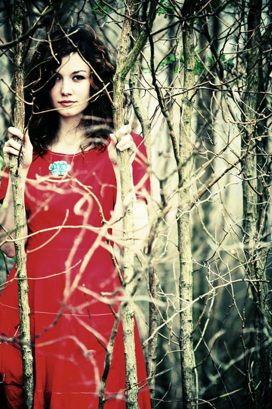 西方人,一个人,站,竖图,室外,白天,正面,裙子,森林,树林,植物,欧洲,欧洲人,仅一个年轻女性,仅一个女性,仅一个人,连衣裙,注视,树,树木,红色,绿色,自然,观察,看,站着,幼稚,生长,成长,观看,暴躁,原始,察看,暴力,关注,张扬,赤色,卑俗,血腥,激动,危险,年轻女性,女人,女性,白种人,站立,半身,彩图