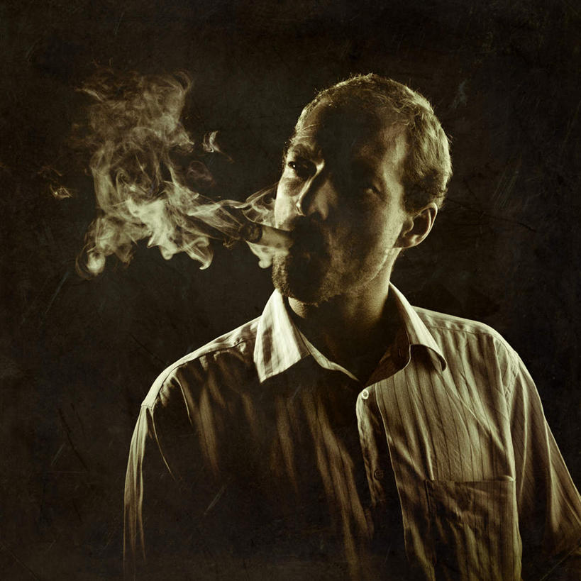 西方人,胡须,一个人,吸烟,方图,室内,白天,正面,衬衫,香烟,欧洲,欧洲人,仅一个男性,仅一个人,仅一个中年男性,服装,漂浮,飘扬,围绕,烟雾,飘落,注视,休闲装,衣服,观察,看,休闲,休闲服,雪茄,烟,含,服饰,缭绕,观看,下沉,察看,叼,关注,叼着,降落,旋绕,萦绕,飘零,回绕,男人,男性,中年男性,白种人,胡子,络腮胡,卷烟,烟草,纸烟,抽烟,半身,彩图,衬衣