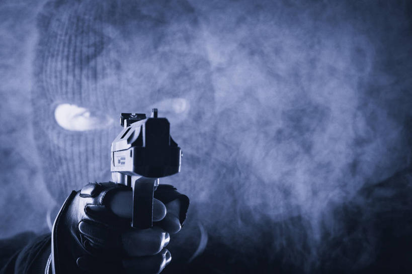 西方人,脸,头,脸颊,手,一个人,站,横图,室内,特写,白天,正面,竞争,帽子,欧洲,欧洲人,双手,仅一个男性,仅一个人,一把,对抗,握,黑色背景,冲突,枪支,烟雾,注视,破坏,肩膀,仅一个年轻男性,观察,看,站着,手部,武器,战争,握着,摄影,手枪,影棚,观看,损坏,犯罪,察看,犯法,攻击,威胁,对立,关注,矛盾,兵器,防御,枪械,弹夹,敌对,挫败,斗争,抗拒,抗衡,杀伤,威慑,一顶,子弹夹,巴拉克拉法帽,危险,男人,男性,年轻男性,白种人,头部,脸部,脸蛋,面部,站立,半身,彩图,影棚拍摄,拍摄