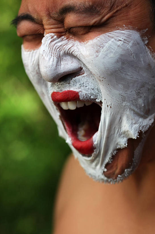 东方人,脸,头,脸颊,一个人,闭眼,竖图,室外,特写,白天,正面,化妆,美容,植物,亚洲,仅一个男性,仅一个人,护肤,阴影,朦胧,模糊,光线,影子,大喊,黄种人,肩膀,树,树木,仅一个年轻男性,绿色,白色,阳光,自然,彩妆,张嘴,保养,享受,休闲,放松,保健,生长,成长,大叫,戏剧,张大嘴巴,养颜,大呼,传统艺能,非物质文化遗产,民族表演艺术,文化财产,男人,男性,年轻男性,亚洲人,头部,脸部,脸蛋,面部,张开嘴,闭眼睛,闭着眼,闭着眼睛,半身,彩图,歌舞伎