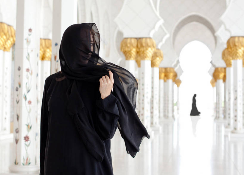 两个人,站,横图,室内,白天,正面,民族服装,阿联酋,亚洲,握,阴影,反射,影子,墙,走道,走廊,过道,首都,扭头,墙壁,墙面,白色,黑色,站着,转头,握着,西亚,阿拉伯联合酋长国,阿布扎比,阿拉伯大袍,阿布达比,扎耶德清真寺,袍子,年轻女性,女人,女性,阿拉伯人,白种人,亚洲人,站立,半身,彩图,传统服装,民俗服