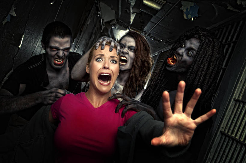 西方人,四个人,栏杆,举,横图,室内,白天,正面,欧洲,欧洲人,阴影,服装,反射,影子,围栏,大喊,注视,休闲装,护栏,衣服,红色,观察,看,托,休闲,休闲服,监狱,服饰,观看,大叫,察看,监禁,恐怖,束缚,关注,关押,监牢,怪物,吸血鬼,牢狱,可怕,可骇,大呼,逃跑,监管,禁闭,男人,男性,年轻男性,年轻女性,女人,女性,白种人,看守,举起,举手,举着,向上举,向上伸,向上托,半身,彩图,嗜血,血族