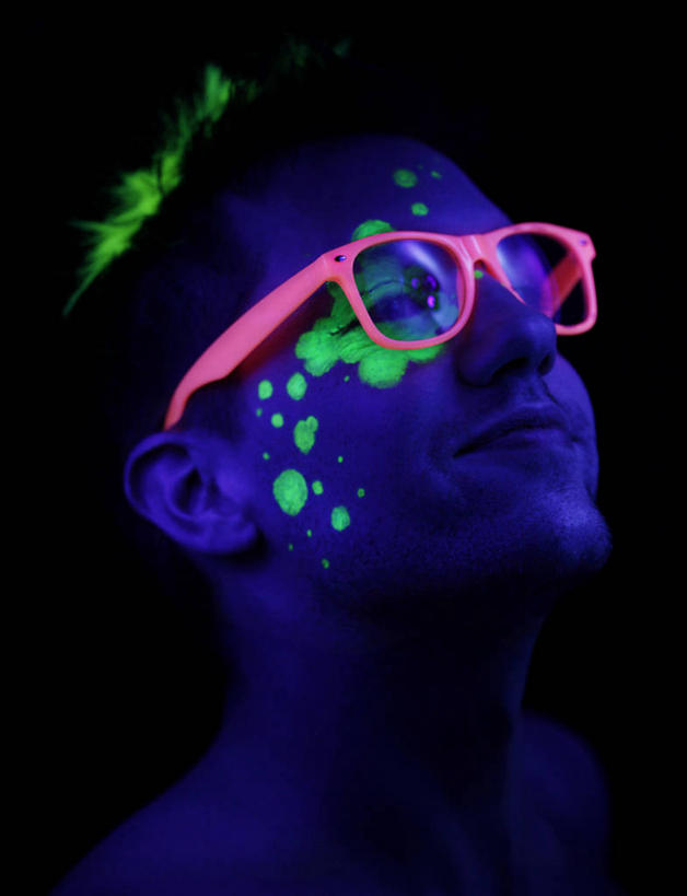 西方人,脸,头,脸颊,脖子,一个人,站,闭眼,竖图,室内,特写,白天,侧面,化妆,叶子,欧洲,欧洲人,仅一个男性,仅一个人,一副,阴影,黑色背景,光线,眼镜,影子,斑点,绿叶,肩膀,仅一个年轻男性,粉色,绿色,站着,嫩叶,摄影,影棚,荧光,萤光,近视眼镜,男人,男性,年轻男性,白种人,头部,脖,颈,颈部,脸部,脸蛋,面部,叶,叶片,闭眼睛,闭着眼,闭着眼睛,站立,半身,彩图,影棚拍摄,拍摄