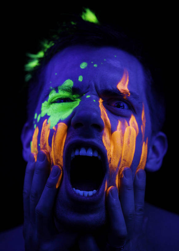 西方人,脸,头,脸颊,手,一个人,站,竖图,室内,特写,白天,正面,化妆,欧洲,欧洲人,双手,仅一个男性,仅一个人,阴影,黑色背景,光线,影子,斑点,大喊,注视,肩膀,仅一个年轻男性,绿色,观察,看,站着,手部,橙色,摄影,影棚,观看,大叫,荧光,察看,关注,萤光,大呼,男人,男性,年轻男性,白种人,头部,脸部,脸蛋,面部,站立,半身,彩图,影棚拍摄,拍摄