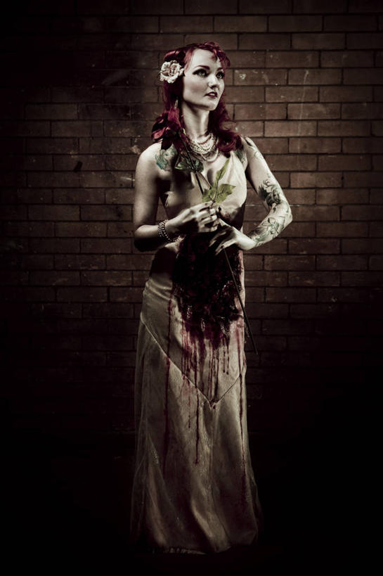 西方人,一个人,新娘,站,竖图,室内,白天,正面,婚纱,婚礼,快乐,欧洲,欧洲人,仅一个年轻女性,仅一个女性,仅一个人,握,阴影,庆祝,盛开,反射,影子,墙,结婚,花蕾,注视,墙壁,墙面,花,花瓣,花朵,鲜花,花苞,花蕊,观察,看,站着,喜庆,血液,握着,观看,纪念,察看,恐怖,僵尸,关注,可怕,可骇,年轻女性,女人,女性,白种人,站立,半身,彩图,婚礼服,礼服,高兴