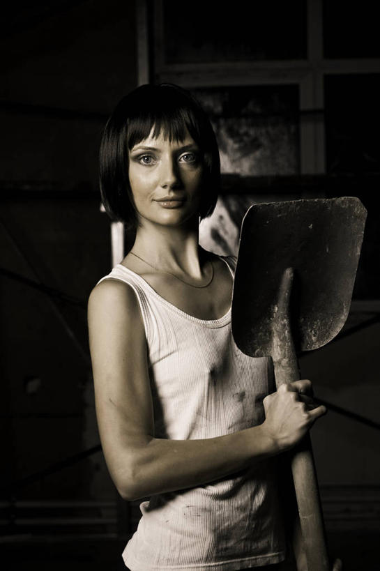 西方人,一个人,站,笑,微笑,竖图,室内,白天,正面,金属制品,欧洲,欧洲人,仅一个年轻女性,仅一个女性,仅一个人,一把,握,阴影,服装,反射,金属,背心,工具,影子,墙,注视,墙壁,墙面,衣服,白色,观察,看,站着,握着,服饰,铁锹,观看,察看,衣着,穿着,关注,农具,耕具,衣饰,年轻女性,女人,女性,白种人,站立,半身,彩图