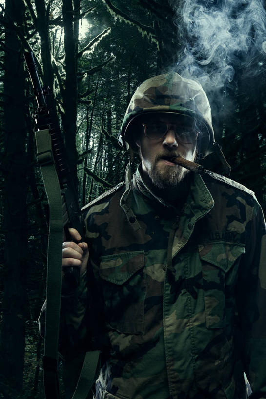 西方人,一个人,站,竖图,室外,白天,正面,竞争,树林,植物,香烟,帽子,欧洲,欧洲人,仅一个男性,仅一个人,一把,士兵,对抗,握,冲突,枪支,头盔,烟雾,注视,破坏,树,树木,仅一个年轻男性,一个,绿色,自然,安全帽,观察,看,站着,享受,武器,雪茄,烟,战争,握着,手枪,生长,单个,成长,观看,损坏,察看,叼,步枪,攻击,威胁,对立,关注,矛盾,叼着,兵器,迷彩服,军服,防御,枪械,弹夹,敌对,挫败,斗争,抗拒,抗衡,杀伤,威慑,一顶,淡定,子弹夹,从容,伪装服,野战服,作战服,危险,男人,男性,年轻男性,白种人,烟草,站立,半身,彩图,M16步枪,M16系列自动步枪,自动步枪