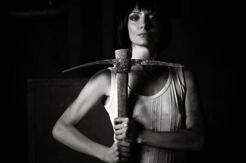 西方人,一个人,站,横图,室内,白天,正面,欧洲,欧洲人,仅一个年轻女性,仅一个女性,仅一个人,握,阴影,黑色背景,服装,反射,背心,工具,影子,注视,一个,衣服,观察,看,站着,握着,摄影,服饰,肮脏,影棚,单个,观看,察看,衣着,穿着,关注,斧头,邋遢,鹤嘴斧,斧子,衣饰,龌龊,污秽,尤物,年轻女性,女人,女性,白种人,站立,半身,彩图,影棚拍摄,拍摄,佳丽,丽人,美人