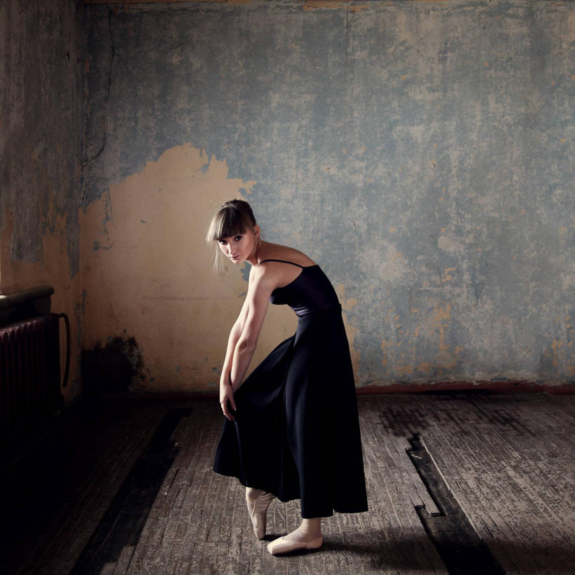 西方人,一个人,跳舞者,站,方图,室内,白天,侧面,裙子,跳舞,芭蕾,地板,欧洲,欧洲人,仅一个年轻女性,仅一个女性,仅一个人,弯腰,阴影,反射,影子,墙,地面,扭头,注视,木地板,墙壁,墙面,黑色,观察,看,站着,转头,短裙,观看,察看,关注,舞姿,弯身,芭蕾舞裙,芭蕾裙,芭蕾舞,年轻女性,女人,女性,白种人,舞蹈家,舞蹈演员,舞者,站立,彩图,全身,舞蹈