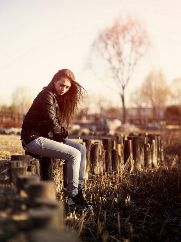 西方人,一个人,栏杆,坐,竖图,室外,白天,侧面,草地,草坪,树林,植物,欧洲,欧洲人,仅一个年轻女性,仅一个女性,仅一个人,阴影,服装,裤子,朦胧,模糊,光线,影子,栅栏,篱笆,围栏,扭头,注视,牛仔裤,休闲装,护栏,草,树,树木,衣服,绿色,天空,阳光,自然,天,观察,看,转头,休闲,休闲服,搭,服饰,生长,成长,观看,察看,搭着,关注,孤苦,孤单,孤独,年轻女性,女人,女性,白种人,坐着,彩图,全身