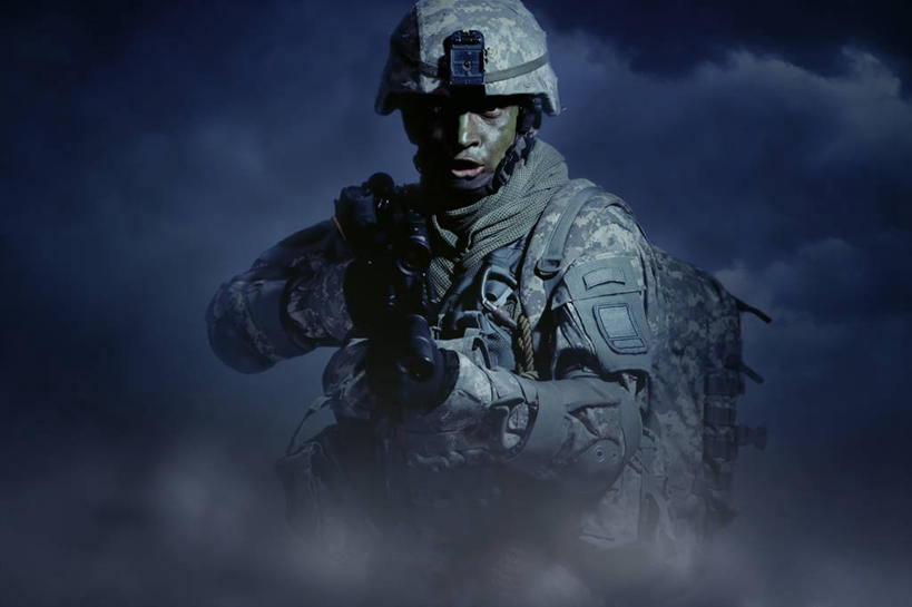 西方人,一个人,站,横图,室内,白天,正面,竞争,帽子,欧洲,欧洲人,仅一个男性,仅一个人,一把,对抗,握,冲突,枪支,头盔,注视,破坏,仅一个年轻男性,安全帽,观察,看,站着,武器,战争,握着,机枪,观看,军人,损坏,察看,攻击,威胁,对立,关注,矛盾,兵器,迷彩服,军服,防御,枪械,机关枪,弹夹,敌对,挫败,斗争,抗拒,抗衡,杀伤,威慑,一顶,子弹夹,伪装服,野战服,作战服,危险,男人,男性,年轻男性,白种人,站立,半身,彩图