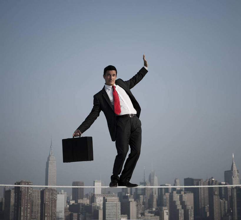 西方人,一个人,同事,商务人士,商务男性,高楼大厦,站,举,伸展双臂,横图,室外,白天,正面,衬衫,锻炼,旅游,度假,探险,成功,运动,合作,团队,集体,信心,大厦,建筑,摩天大楼,欧洲,欧洲人,仅一个男性,仅一个人,握,阴影,套装,光线,包,钢丝,公文包,影子,领带,拿,拿着,注视,娱乐,极限运动,队伍,仅一个年轻男性,蓝色,蓝天,天空,阳光,天,观察,看,托,站着,享受,休闲,放松,握着,晴朗,公事包,观看,察看,领导,象征,庄重,成就,关注,室外运动,商务装,身份,户外运动,合伙,领袖,工薪阶层,万里无云,正式,地位,走钢丝,冒险,体育,男人,男性,年轻男性,白种人,白领,上班族,晴空,晴空万里,敞开双臂,举起,举手,举着,伸开双臂,向上举,向上伸,向上托,展开双肩,站立,张开手臂,张开双臂,彩图,全身,衬衣,健身,大楼,高层建筑,高楼,摩天楼,达瓦孜