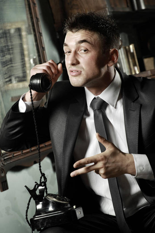 西方人,一个人,坐,说,打电话,竖图,室内,白天,正面,衬衫,西装,讨论,电话,椅子,欧洲,欧洲人,仅一个男性,仅一个人,握,套装,正装,中间,墙,领带,拿,听,拿着,注视,职业装,通讯设备,墙壁,墙面,仅一个年轻男性,话筒,观察,看,电话线,握着,观看,察看,固定电话,象征,庄重,关注,身份,间谍,正式,地位,交流,男人,男性,年轻男性,白种人,电话机,沟通,讲话,交谈,商讨,说话,谈话,通话,坐着,半身,彩图,衬衣,斥候,奸细,探子,细作,特工,特务